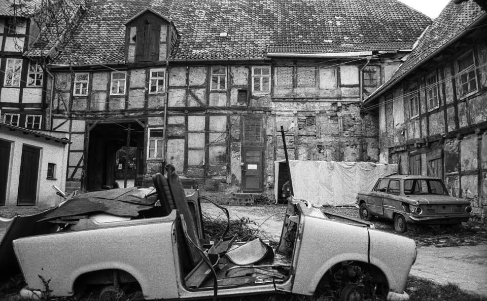 View of the unrenovated Schlossberg 11 site, 1991, Photo: Jürgen Meusel