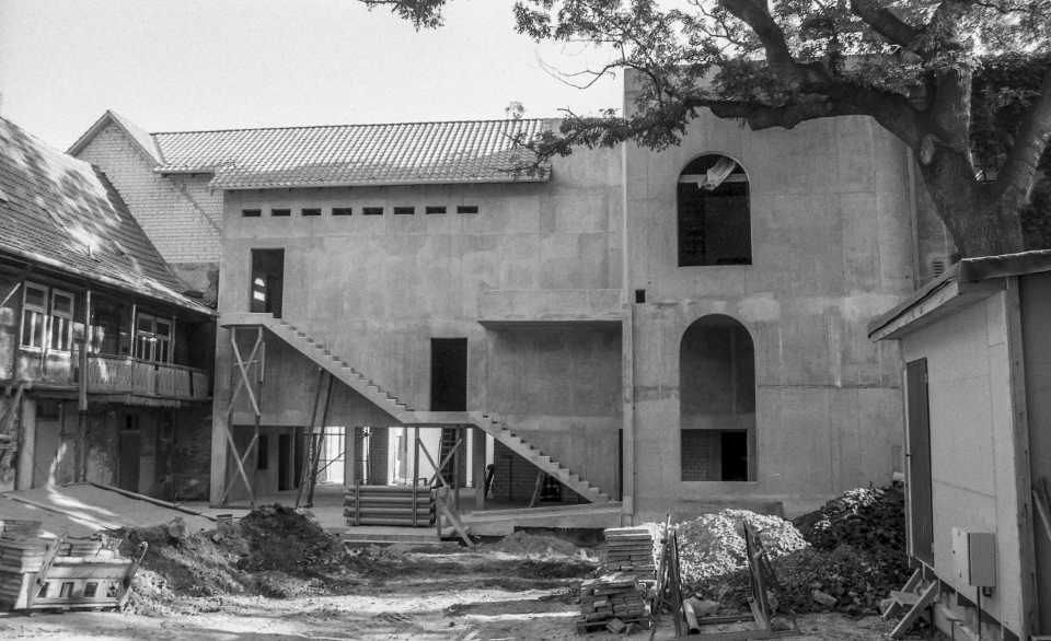 Extension under construction, 1994, Photo: Jürgen Meusel